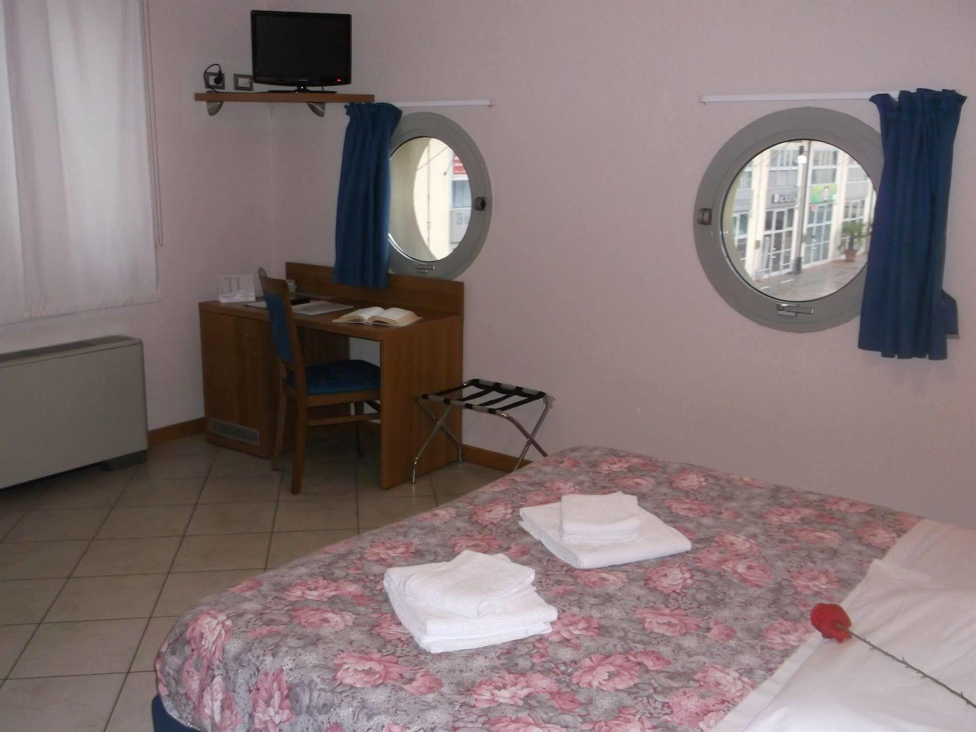 Albergo Meuble Abatjour Мантуя Екстер'єр фото